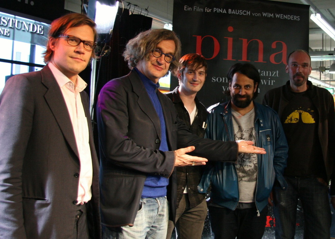 Mit "Pina" auf der Hamburger Saturn-Bühne (v.l.n.r.): Tim Holtorf (Wenders Music), Wim Wenders, {mlbipers.153605.Ingo Guhlke|U|T|37579} (Saturn Events), Arne Ghosh (380Grad) und Arne Schmi...
