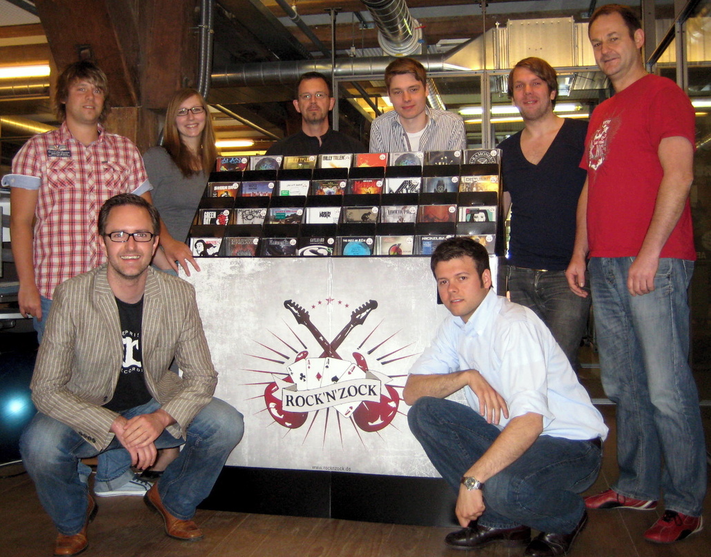 Wollen den Backkatalog neu vermarkten: das Warner-Team mit (hinten, v.l.n.r.) Benni Kotzott (VMI Manager), Ellen Nordmann (Assistant Marketing/Pop), Andrew Quinlan (VMI Manager), Harry Saa...