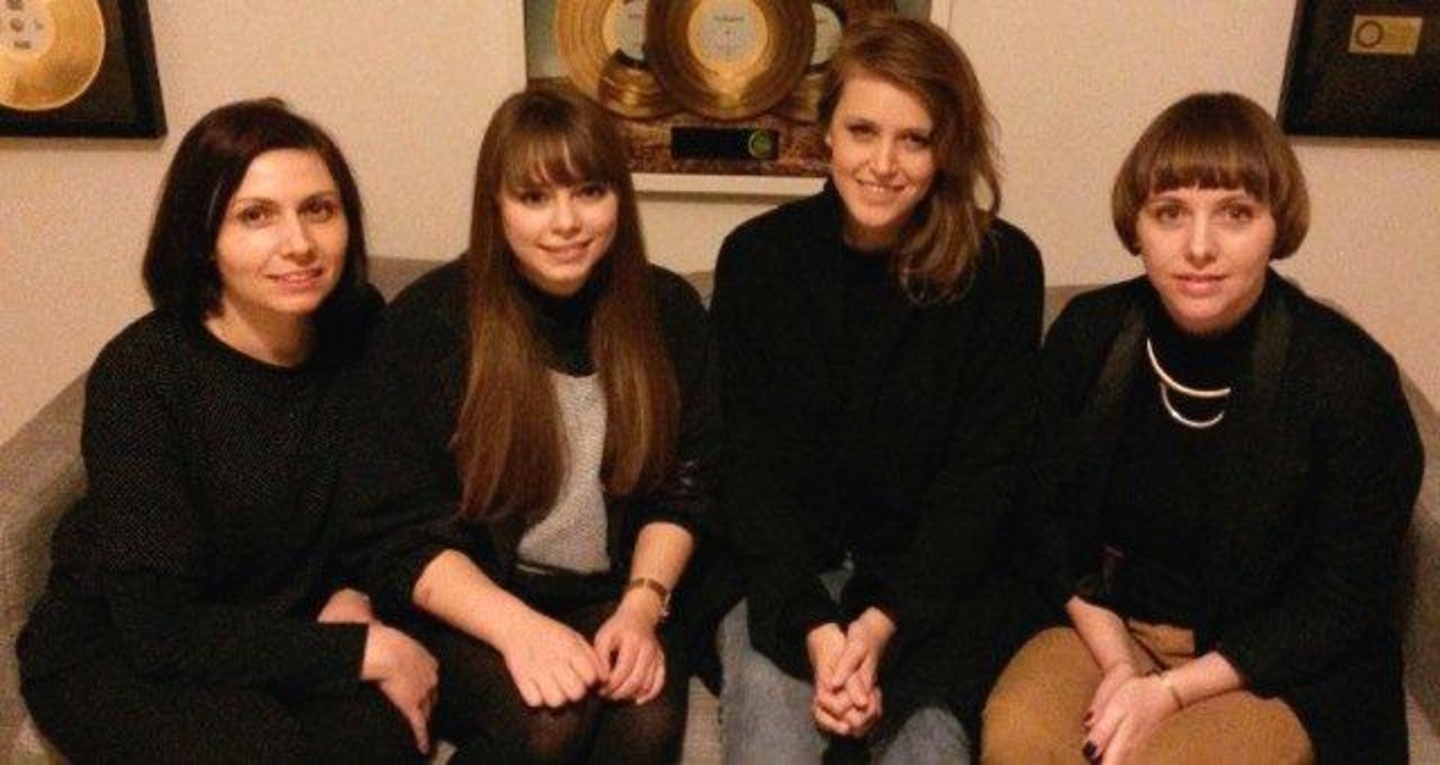 Arbeiten gemeinsam an der Debüt-EP (von links): Ivonne Hofmann (AdP Records) und Tess Rochholz (beide AdP Records), Kat Vinter und Katharina Mohr (Guerilla Entertainment/Management Kat Vin...