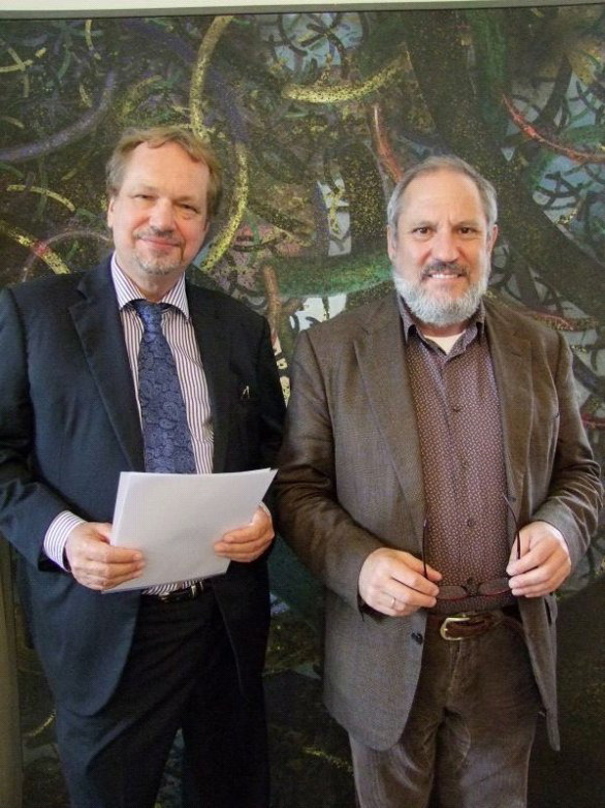 Mit Urkunde: Honorarprofessor Jens Michow (links) mit Prof. Siegfried Mauser (Präsident der Hochschule für Musik und Theater München)