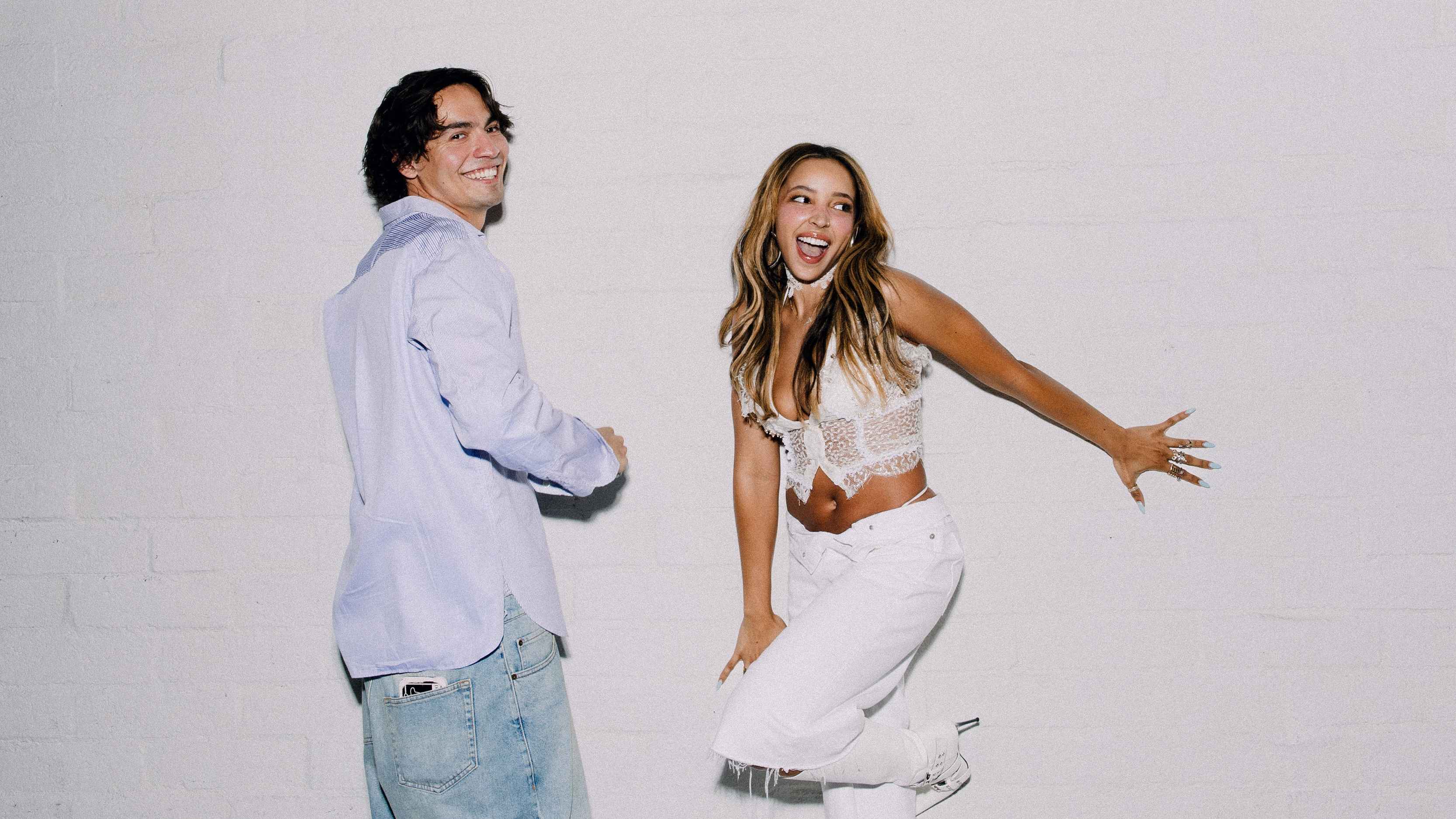 Hauchten dem 2024er-Song "No Broke Boys" neues Leben ein: Disco Lines (links) und Sängerin Tinashe.