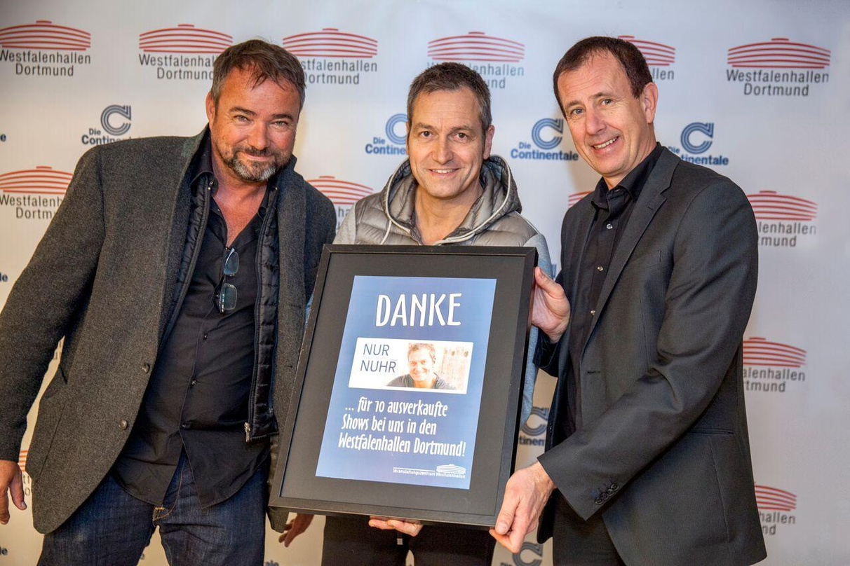 abfe242978fee10943006991408763c347290a4e3fd9e097a3764fe65cf2ef0e Bei der Übergabe des Sold-Out-Awards (von links): Veranstalter Udo Lühr, Dieter Nuhr und Jochen Meschke