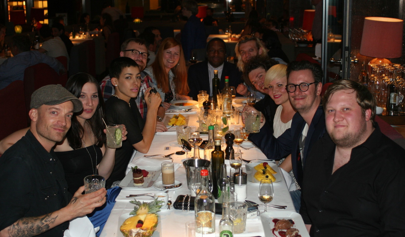 Besiegelten die weitere Zusammenarbeit: Frida Gold und ihr Team von Universal Music Publishing und Guerilla Entertainment||Die weitere Zusammenarbeit besiegelten (von links): Ingo Heinzman...
