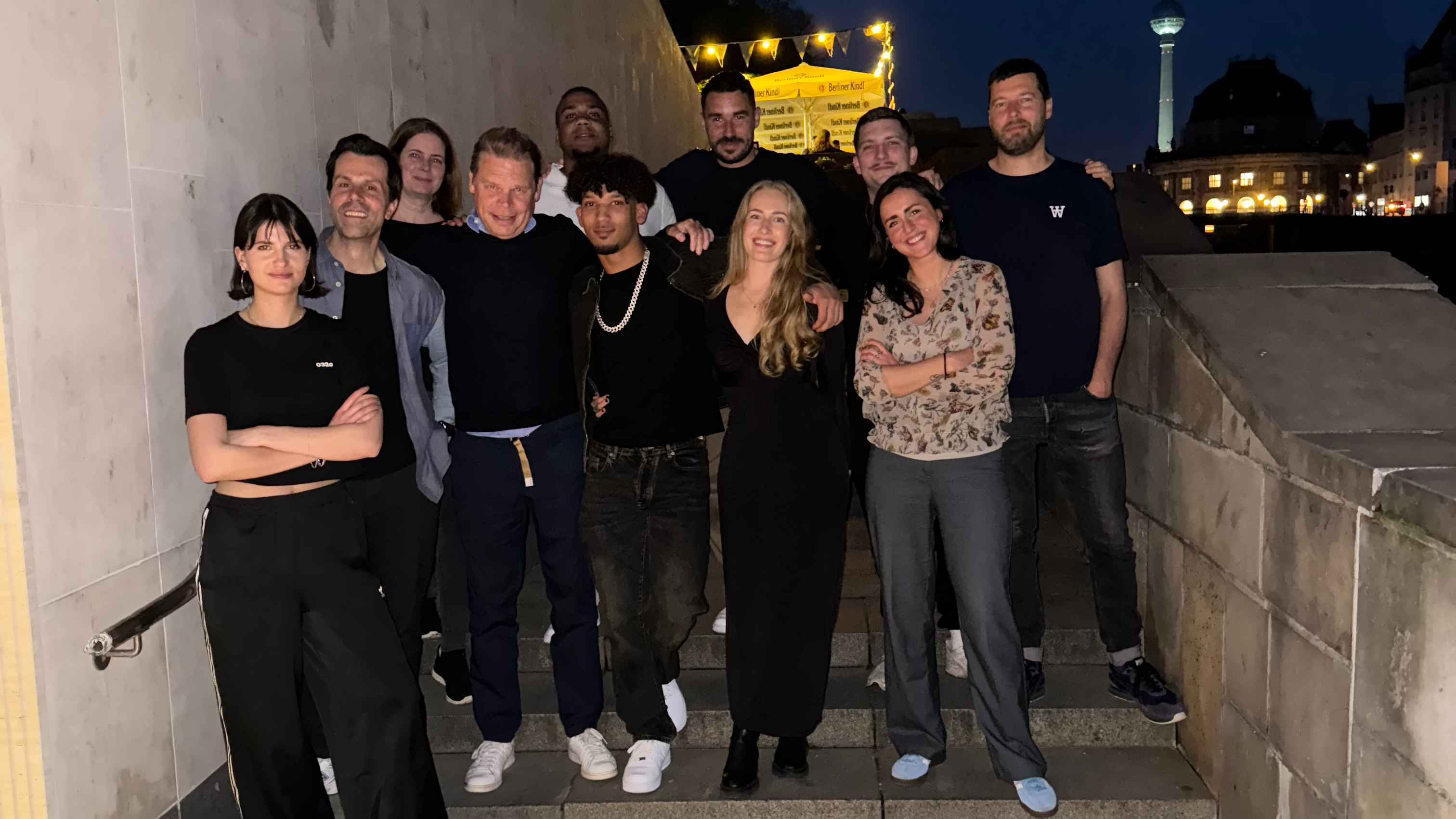 In Berlin (vorn, von links): Victoria Gaal (A&R Coordination Manager Ventura Records), Daniel Schmidt (Senior Vice President Polydor/Island, Ventura Records), Tom Bohne (President Music Do...