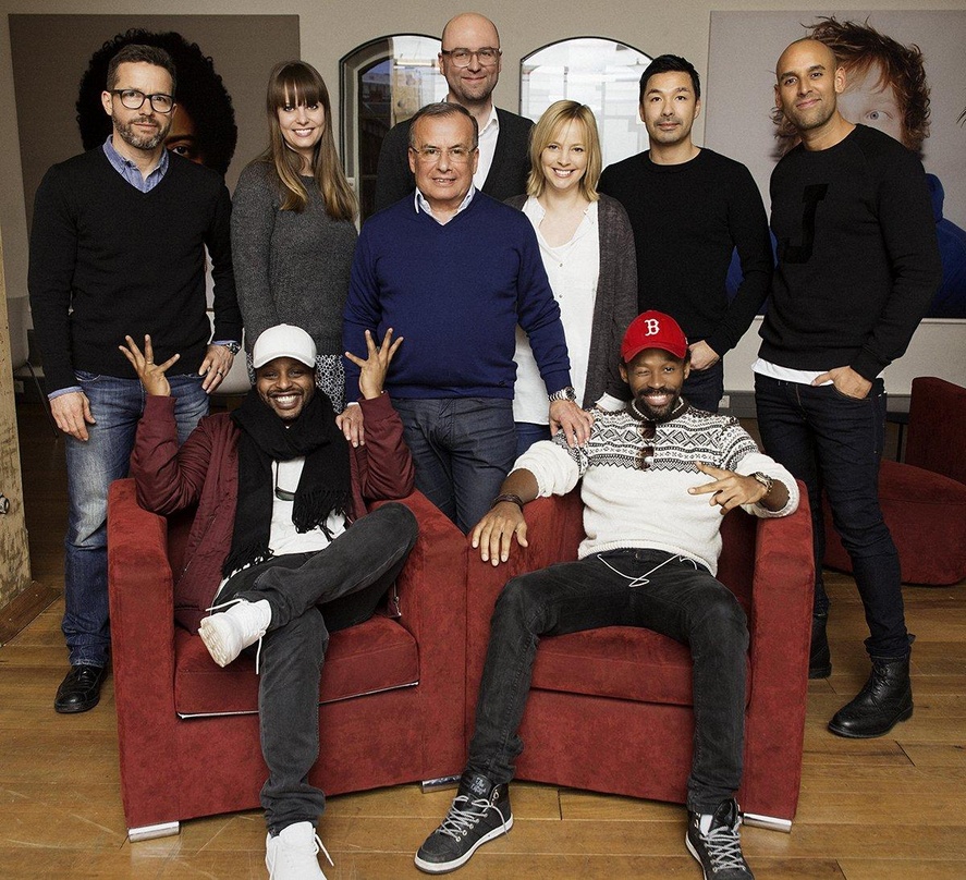 Neue Partner: Die Madcon-Musiker Tshawe Baqwa und Yosef Wolde-Mariam (vorn) und ihr Team um Steffen Müller und Iris Grelus (beide Warner Music Entertainment), Cai Leitner (Management Madco...
