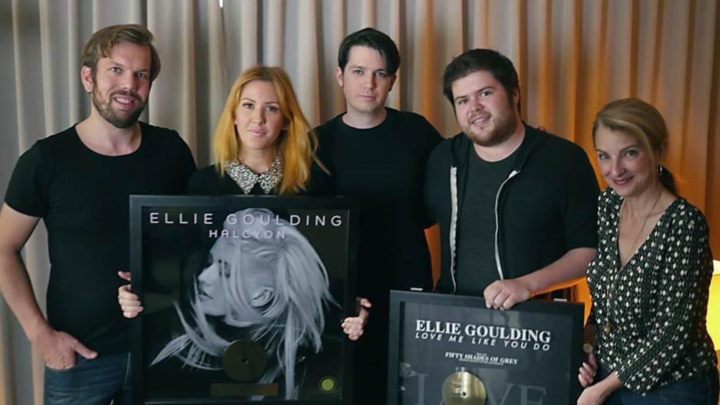 Bei der Überreichung des Edelmetalls (von links): Jens Winkelmann (Produktmanager Universal Music International, Deutschland), Ellie Goulding, Thom Wrafter (Marketing Manager Universal Mus...