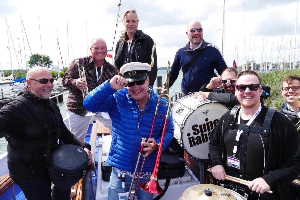 Auf der Überfahrt zur Marching-Band-Prozession: JazzBaltica-Kapitän Nils Landgren (mit Mütze) und seine Begleiter vom JMW Soul Jazztet