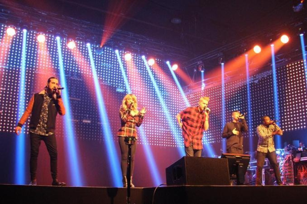 Weiter an der Spitze der US-Albumcharts: Pentatonix, hier im Herbst 2015 auf der Bühne der Eisbachstudios in München bei der Sony-Music-Veranstaltung Laut in München