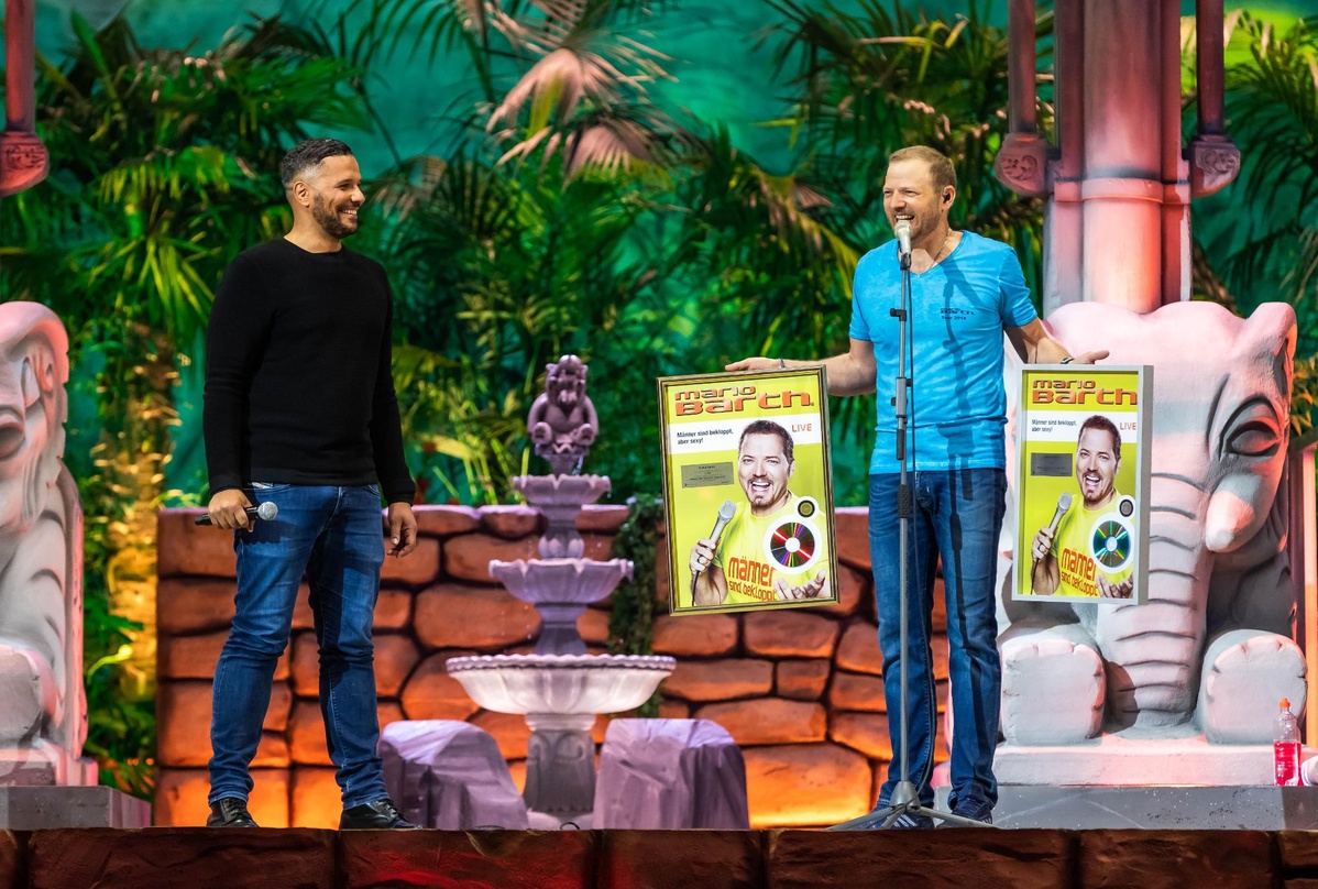 Bei der Award-Übergabe in Hannover: Kena Amoa (RTL, links) und Mario Barth