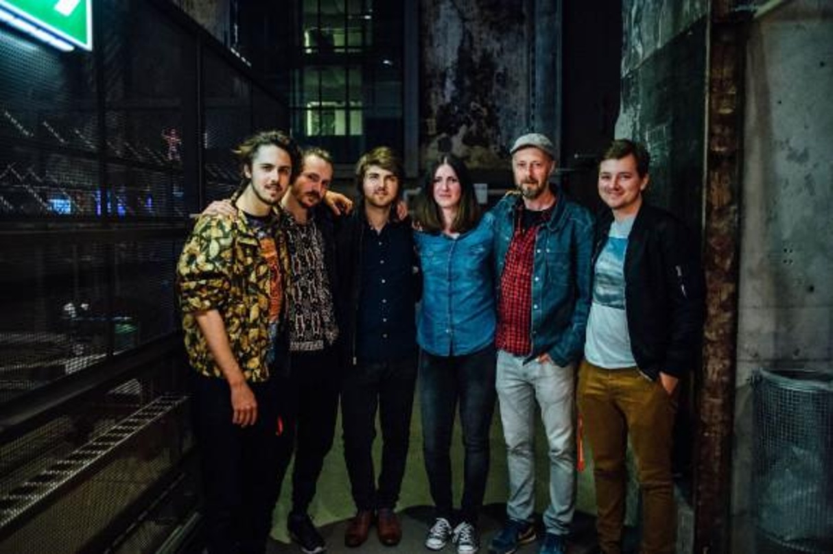 Hoffen auf einen starken Einstand im deutschen Livemarkt (von links): die Bandmitglieder Silvan Kuntz, Janos Mijnnsen und Samuel Kuntz von Panda Lux, Isabell König (Tourbooking undercover)...