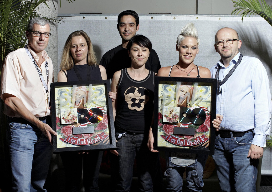 Erleben Platin-Freuden: Pink (2. v.r.) und das Team von Sony BMG||Präsentieren die Trophäen (v.l.n.r.): Hugo Stettler (Director Sales), Julie Born (Director International Marketing & Promo...