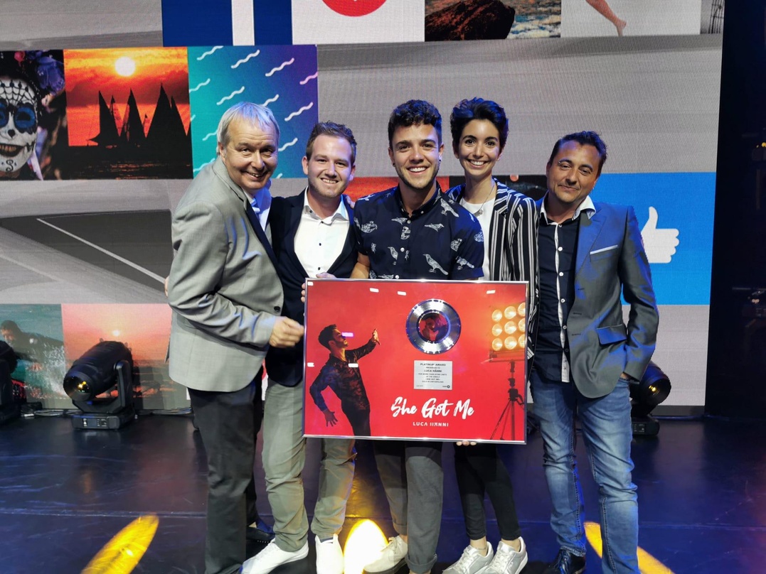 Bei der Awardübergabe: Luca Hänni (Mitte) mit Team