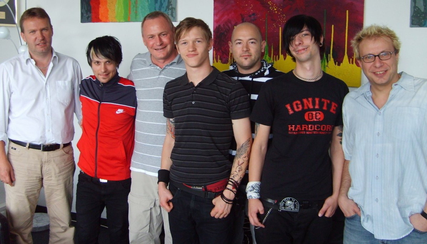 Schulterschluss: Arno Hartfiel (l.), President Wolfgang Funk (3. v.l.) und Markus Balk (Head of A&R, 3. v.r., alle Gun) mit Kim?-Manager Robert Knapp (r.) und den Bandmitgliedern (v.l.) Be...