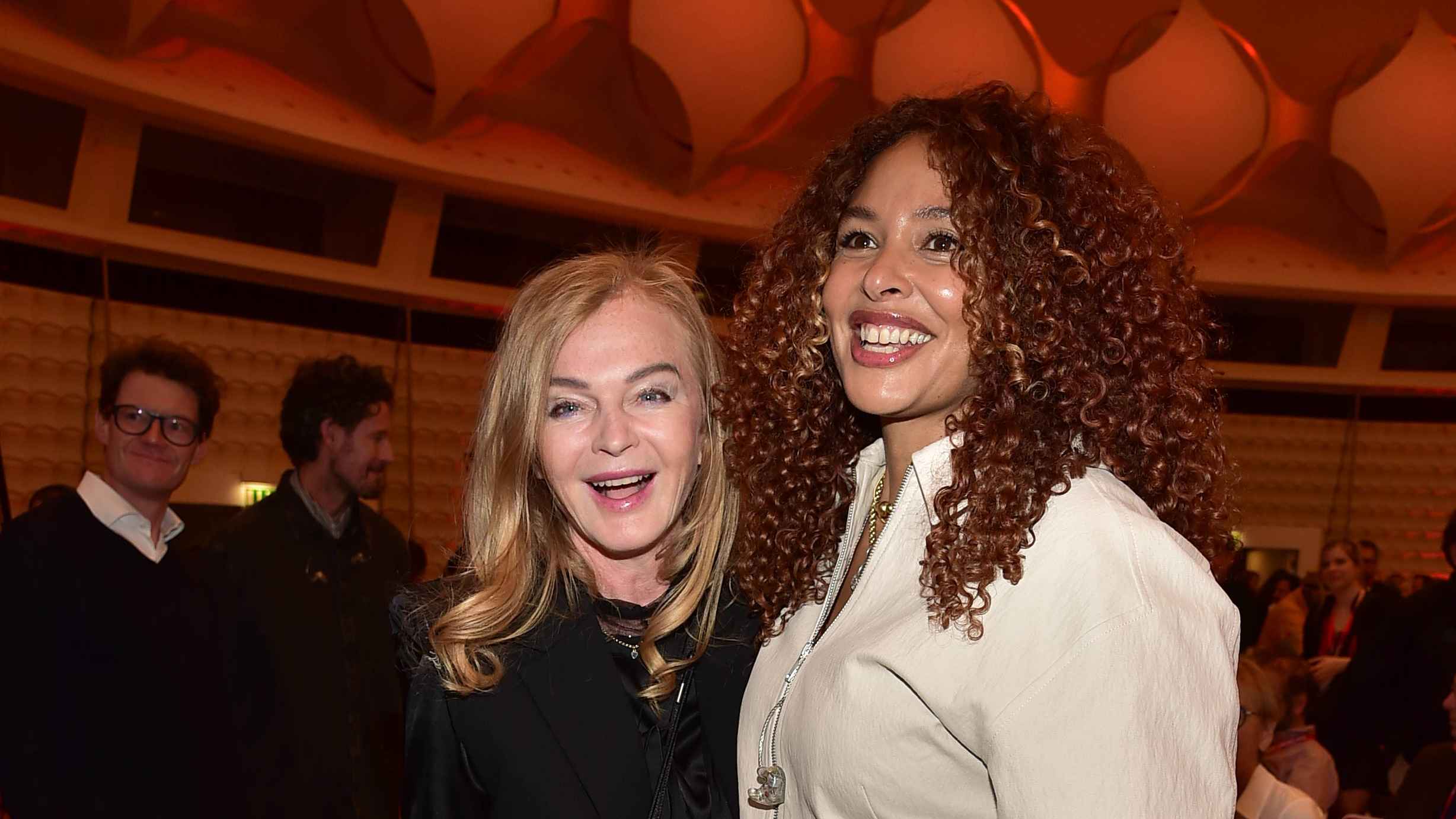 Bei der Verleihung des Fred Jay Preises 2024: Inga Humpe (links) mit Joy Denalane.
