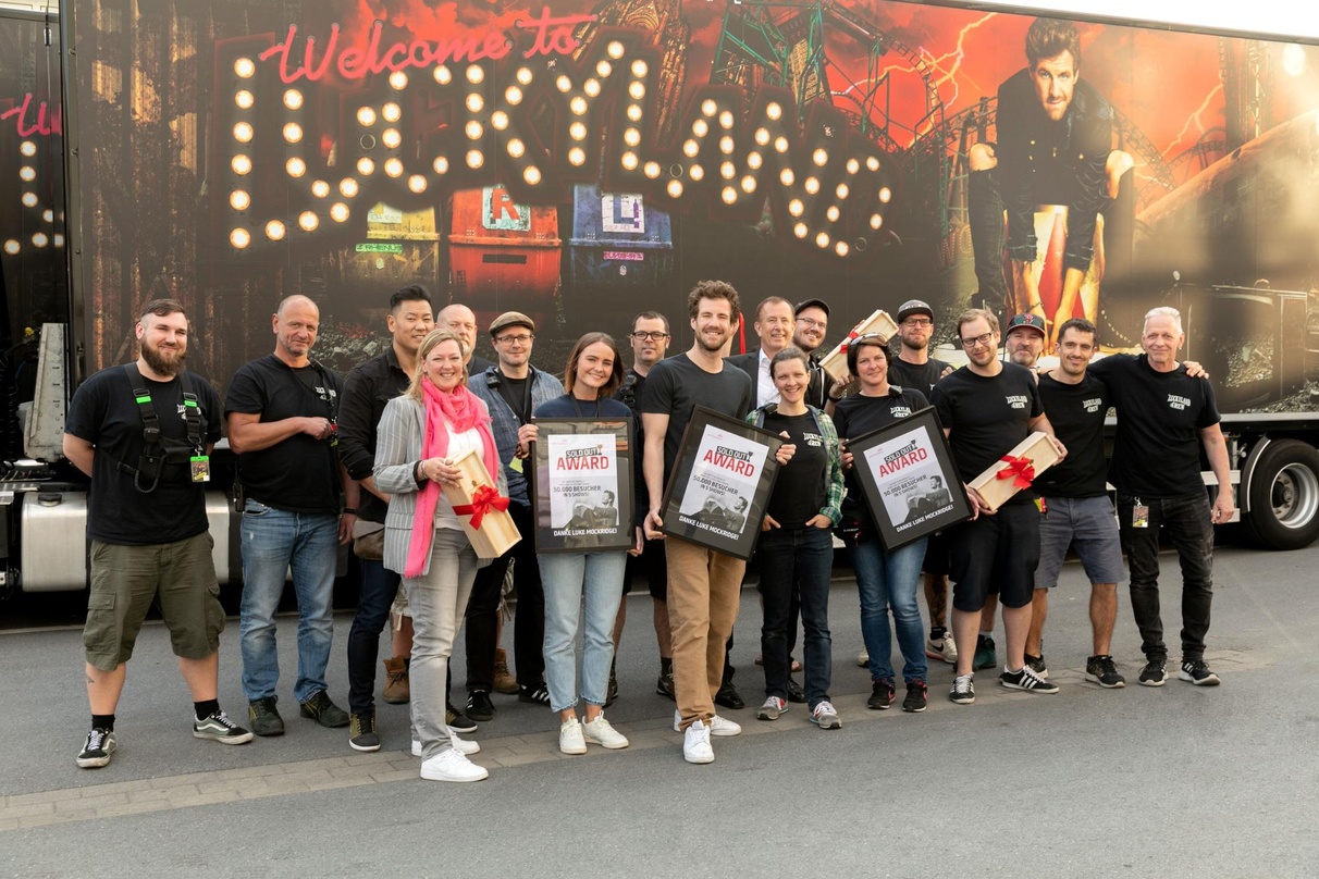 Feierten zusammen: Luke Mockridge (9. von links), Jochen Meschke (9.v.r.), und Gabi Staszak (4.v.l.) von den Westfalenhallen, Steffi Bairlein-Hillebrand (MTS Live, 6.v.r.), Angelina Schmid...