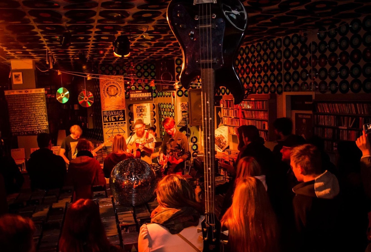 Bieten am Record Store Day auch eine Bühne für Bands: Plattenläden wie das Leipziger Musikhaus Kietz