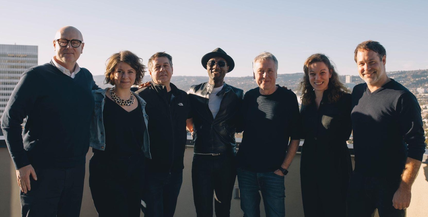 Zur Vertragsunterzeichnung trafen sich (von links): Thomas Scherer, Feline Moje, Fred Casimir, Aloe Blacc, Hartwig Masuch, Dominique Casimir und Jason Hradil