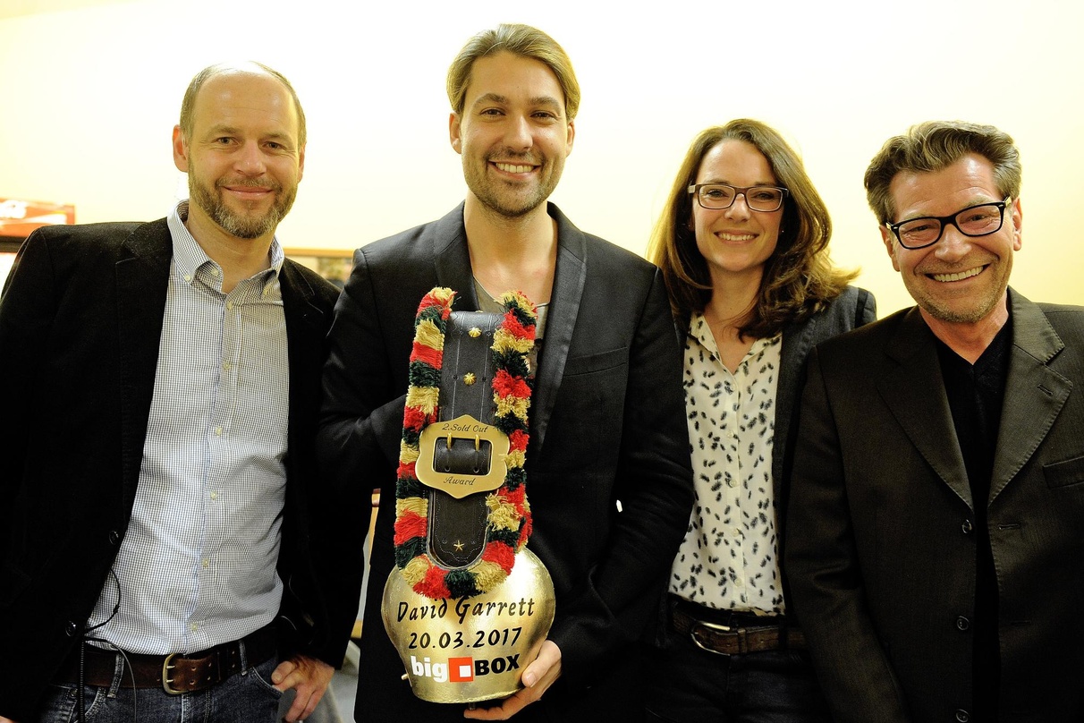 Bei der Awardübergabe (von links): Florian Fülle (Veranstaltungsleitung bigBox Allgäu), David Garrett, Ramona Madlener (Marketingleitung bigBox Allgäu) sowie Jan Schöttke von Tourveranstal...