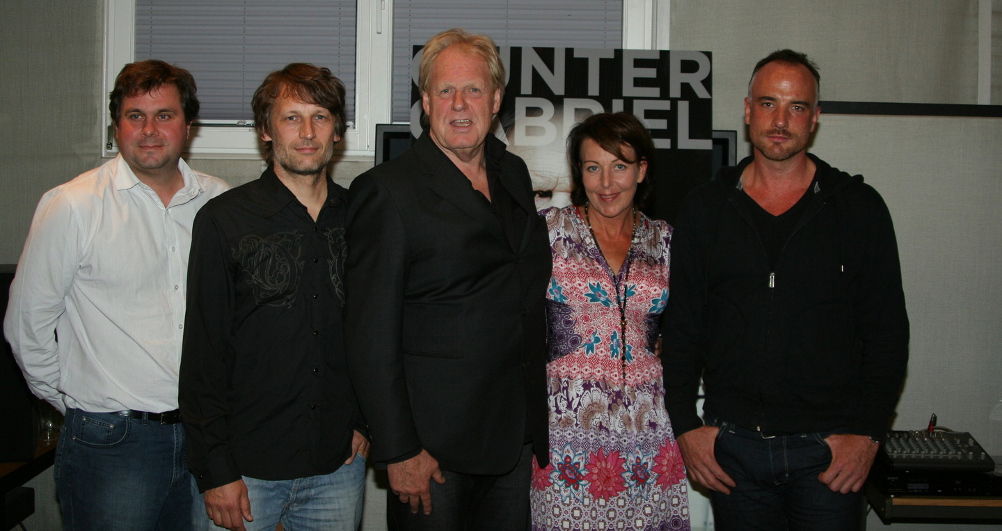 Bei der Präsentation (v.l.n.r.): Werner von Moltke, Wolfgang Stach, Gunter Gabriel, Rita Flügge-Timm und Axel Lünebach (Marketing Manager Warner Music Entertainment)