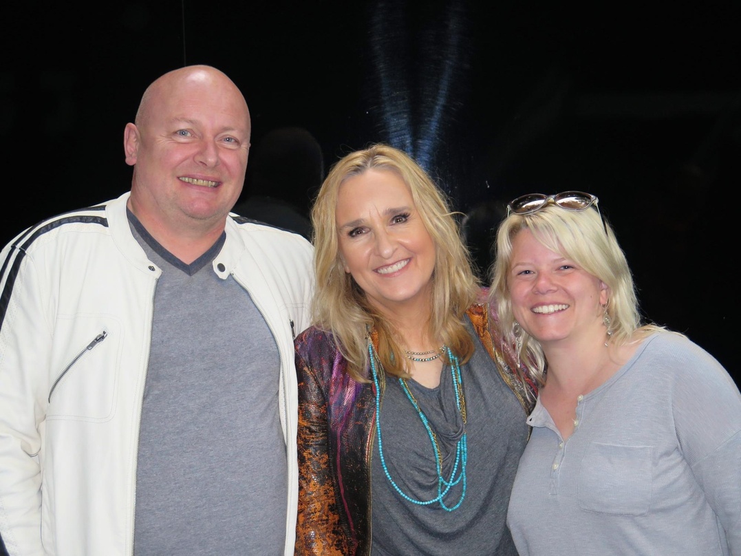 Begegneten sich in Leipzig: Heinz Preisch (Passerotto Concerts), Melissa Etheridge (Mitte) und Helene Sperling (Passerotto Concerts)