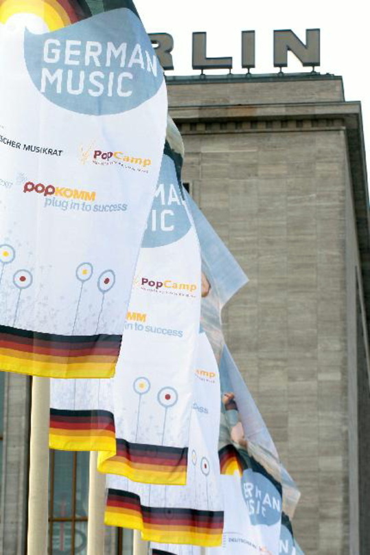 Nun mit Rückenwind: Popkomm-Fahnen