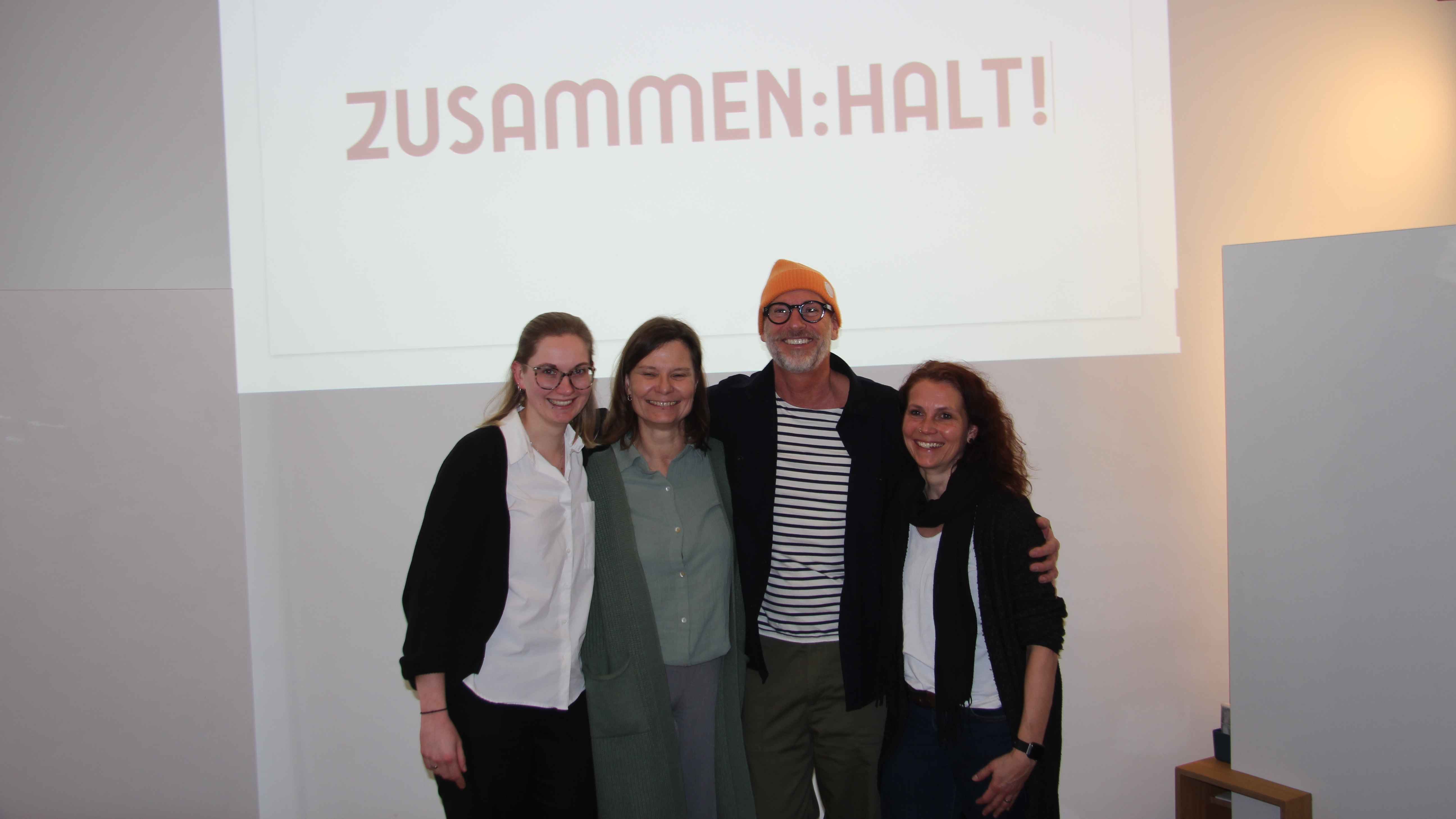 Bei der Präsentation im Kudu (von links): Katharina Görlitz (Projektleitung Kultur Tollwood), Stefanie Kneer (Presse), Werner Buss (Künsterlischer Leiter Tollwood) und Ariane Schorr-Berthe...