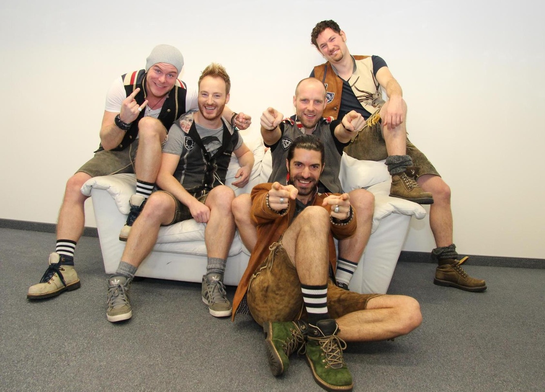 Stellten "Geiles Himmelblau" auf der MusikWoche-Couch vor: Die Voxxclub-Mitglieder (von links) Korbinian Arendt, Christian Schild, Stefan Raaflaub, Michael Hartinge (vorn) und Florian Clau...