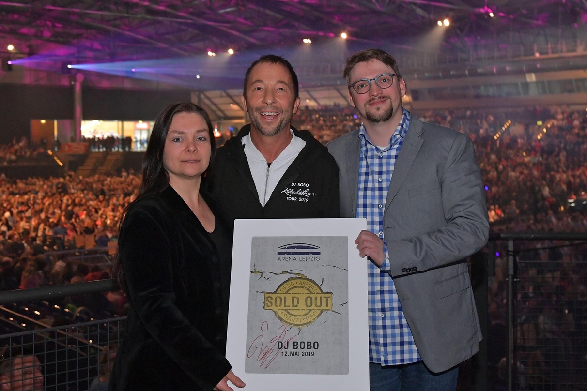 Bei der Überreichung (von links): Iris Rackwitz (Marketing- und Eventmanagerin ZSL Betreibergesellschaft), René Baumann alias DJ Bobo und Alexander Zahlmann (Geschfätsführer Concertbüro Za...