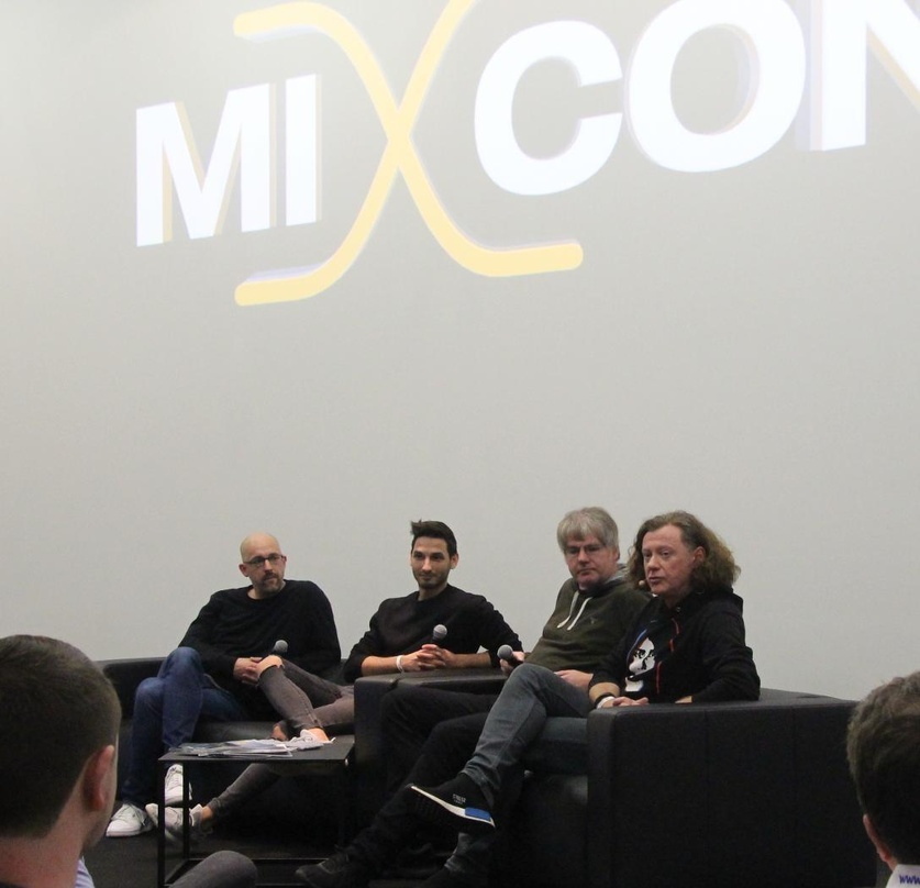 Bei der Mixcon (von links): Dirk Weiss (Public Music & Media), Arian Amedie ("DJ Mag"), Dietmar Schwenger (MusikWoche) und Sven Schäfer ("Faze")