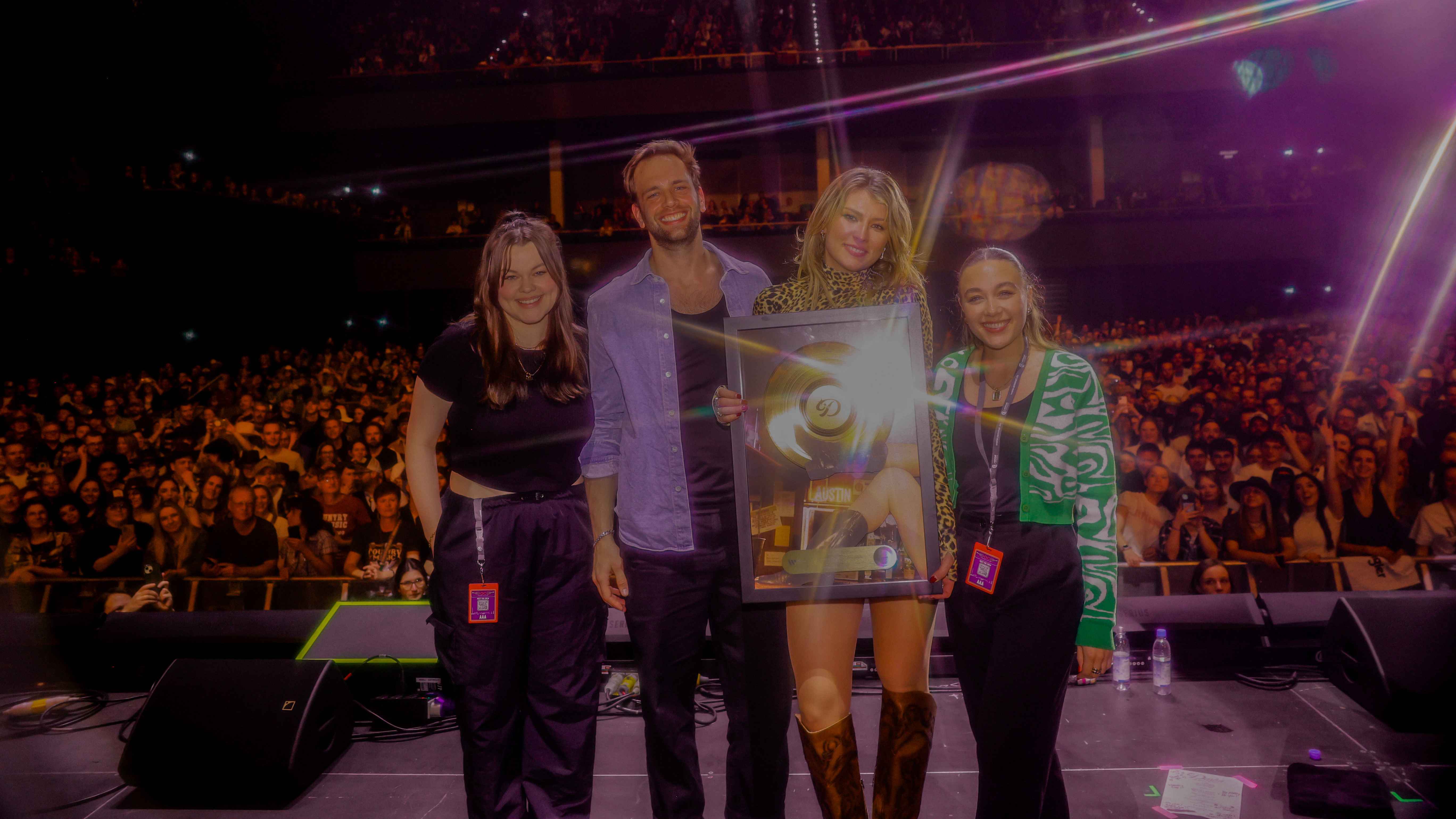 Die Gold-Verleihung an Dasha ging beim C2C über die Bühne (von links): Laura Schuerhaus (Senior Manager Artist Coordination Warner Music Central Europe), Max Gervink (Director Marketing In...