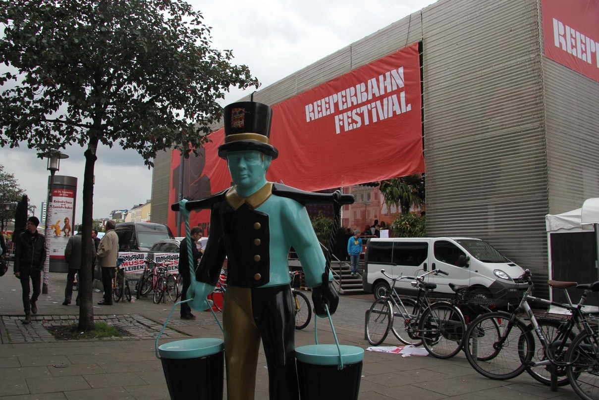 Brannte in der Nacht vom 7. auf den 8. September teils ab: Die Westbühne auf dem Spielbudenplatz, hier beim Reeperbahn Festival 2013