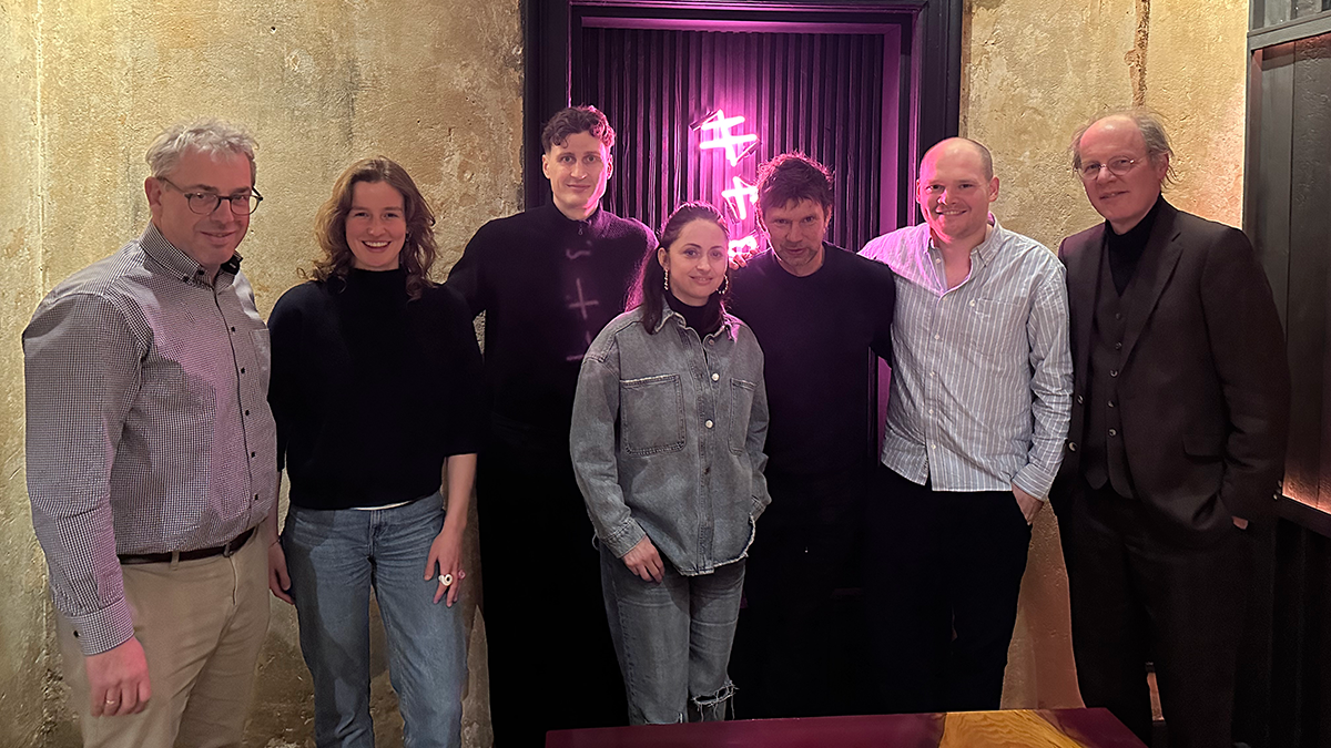 Haben sich geeinigt (von links): Hanno Fierdag (Anwalt BMG), Magdalene Bock, Tobias Bönsch (beide BMG), Josephine Garvey (B612/Jewel), Ulrich Kuppel (B612/ Empire Berlin), Marc Johlen (BMG...