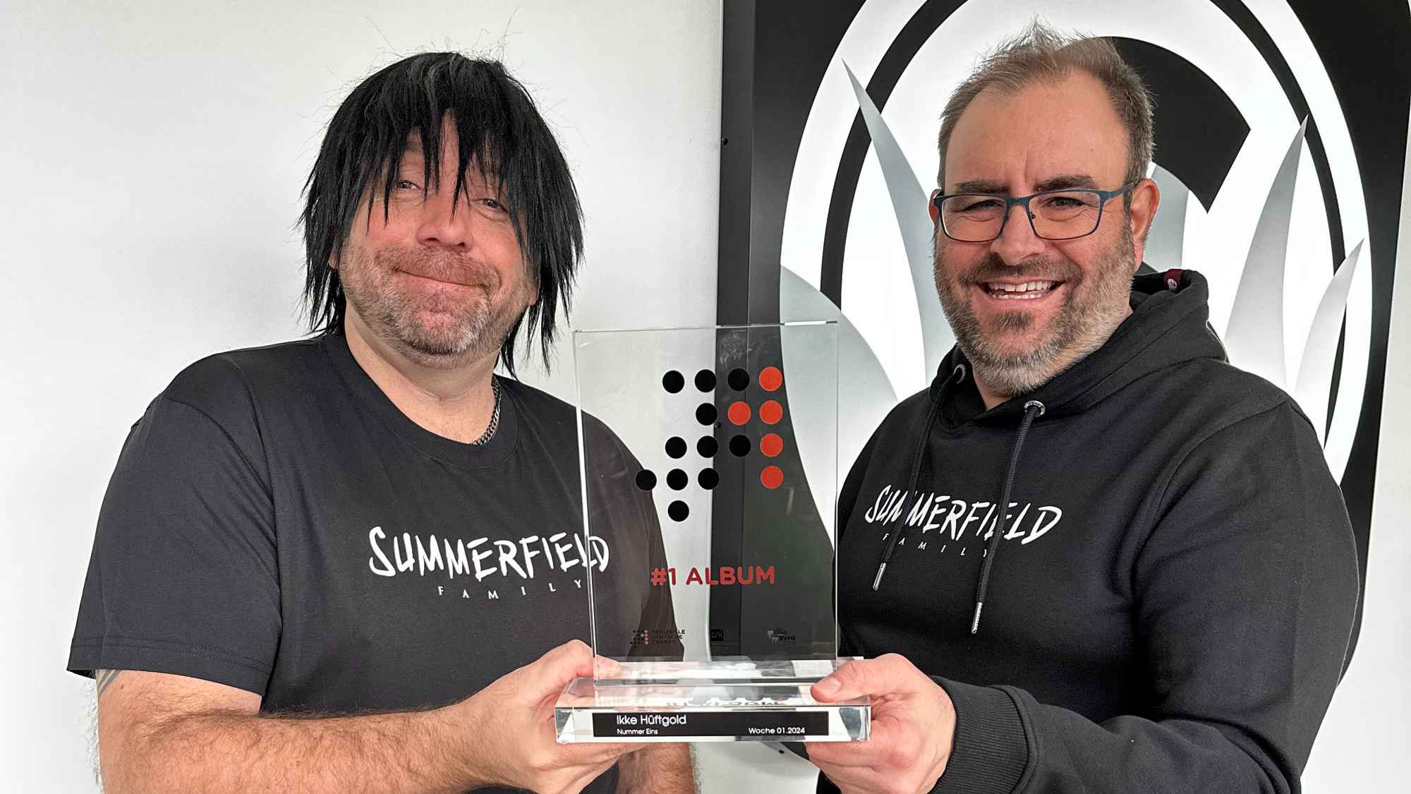 ae5ac4e4 9411 46a7 90fb 1af2284bfea3 Dürften in Feierlaune sein: Ikke Hüftgold (links) und Dominik de León (Summerfield Records) halten den Nummer 1 Award der Offiziellen Deutschen Charts.