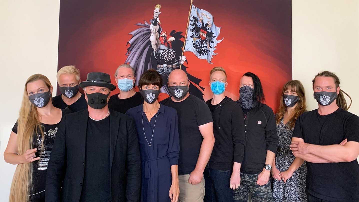Einigten sich (von links): Ally Storch, Ingo Hampf, Eric Fish, Michael Bodenski (alle Subway To Sally), Billie Klein (Napalm Records), Simon Levko, Simon Michael, Silvio Runge (alle Subway...