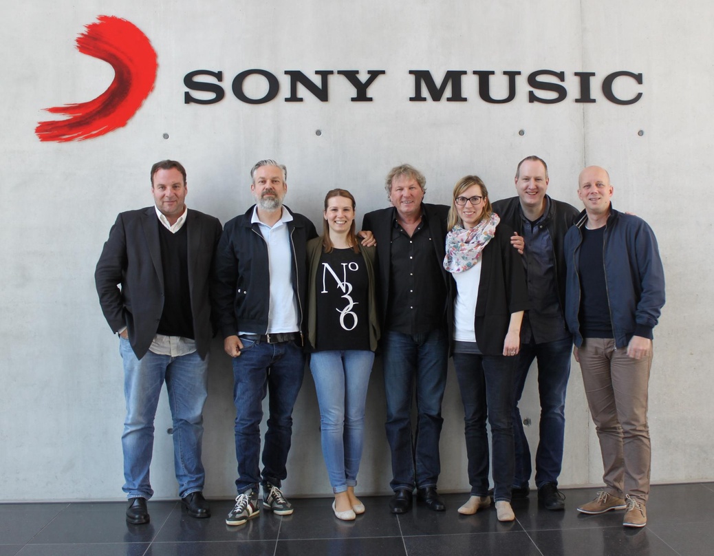 Neue Partner (von links): Holger Kurschat (Manager Bernhard Brink), Giacomo La Tragna (Director Promotion & Media Cooperations AOR Labelgroup), Maria Niemeier (Teamkoordinatorin A&R AOR La...