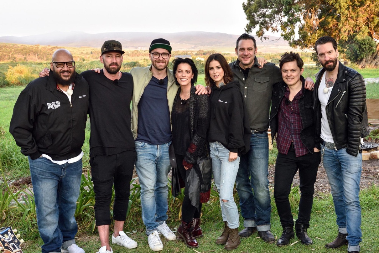 Blicken auf die bislang erfolgreichste Staffel von "Sing meinen Song" zurück (von links): Moses Pelham, Gentleman, Mark Forster, Stefanie Kloß, Lena, Sascha Vollmer, Michael Patrick Kelly ...