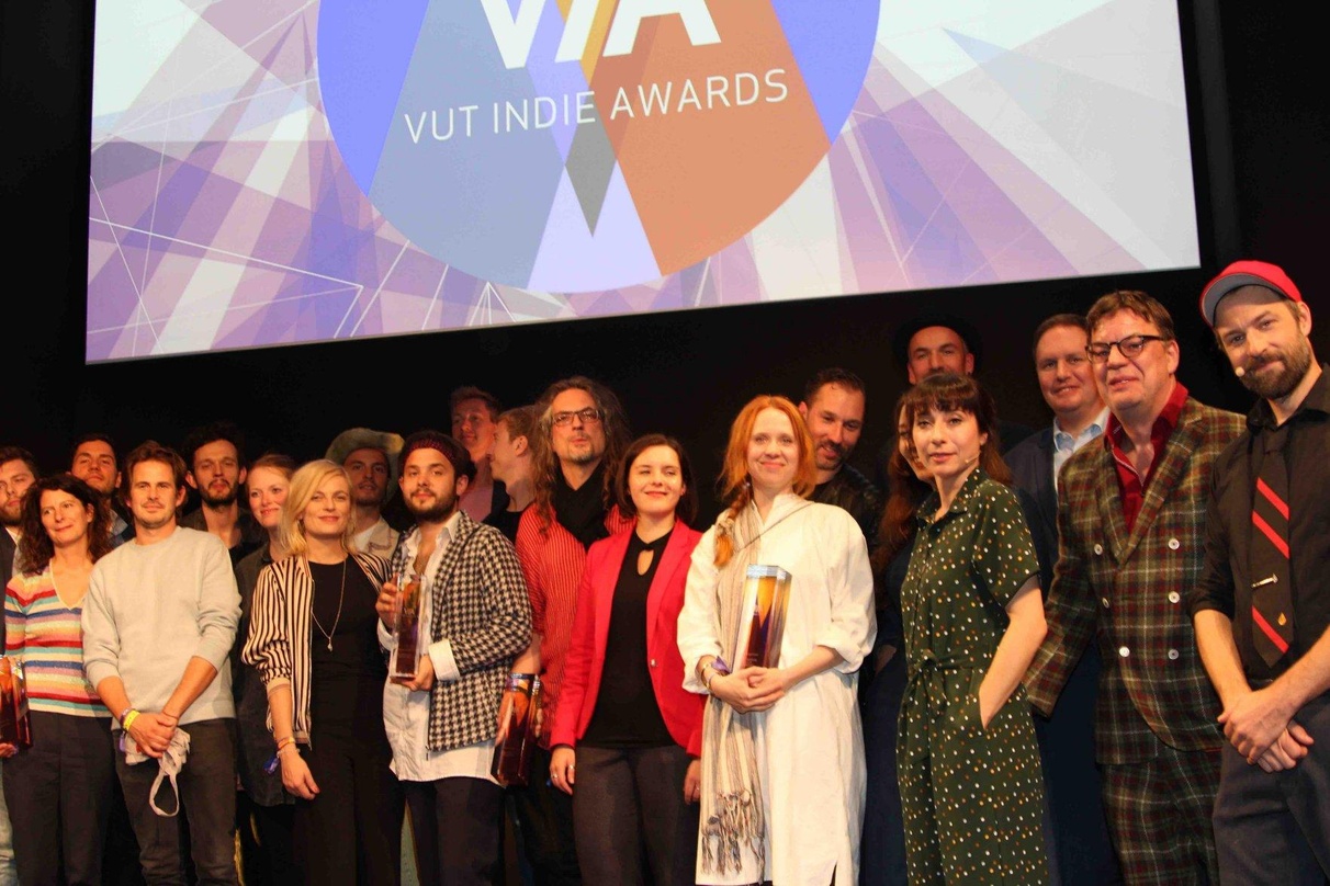 ae7dae4185fdafdc9503c64ac64cb293b589cabb12b8c527048bf2622ca25858 Gruppenbild mit Siegern und Nominierten: die Protagonisten der VIA-Verleihung im Schmidts Tivoli