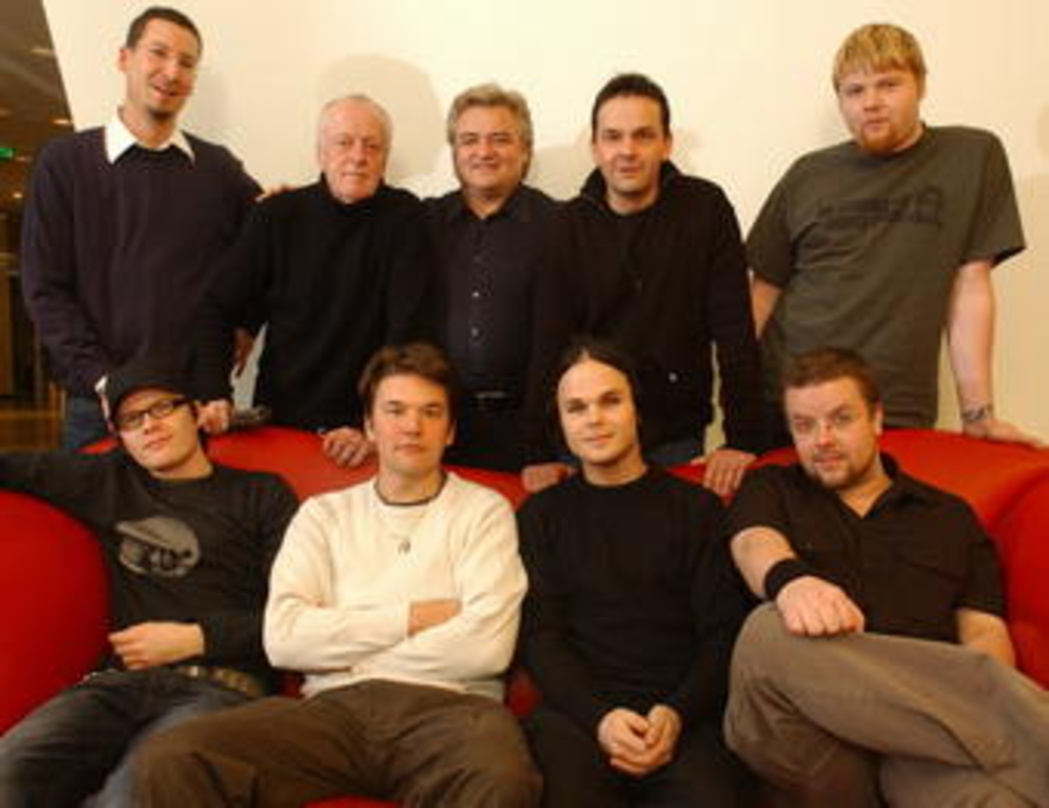 Auf der Couch die Musik, dahinter das Business (v.l.n.r.): {mlbipers.2522.Patrick Jöst|U|T|10110} (Manager Song Marketing Synchronisation Licensing), Seppo Vesterinen (Manager The Rasmus),...