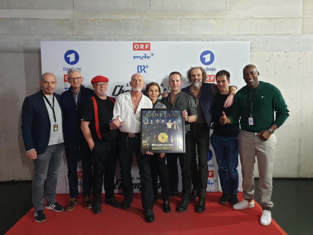 Zur Award-Verleihung versammelten sich (von links): Ralf Schedler, Jörg Hellwig, Pete Sage, Björn Both, Anne Schaaf, Axel Stosberg, Hans-Timm "Timsen" Hinrichsen, Dirk Geibel und Joe Chialo