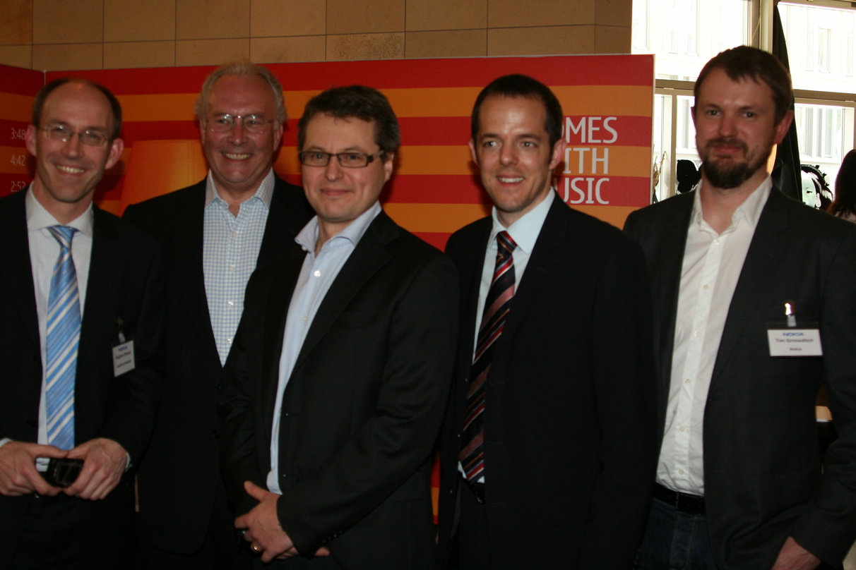 Stellten "Comes With Music" vor (v.l.): Stephan Brauer (mobilcom-debitel) und die Nokia-Manager Mark Selby, Deutschlandchef Heikki Tarvainen, Produktmanager Raoul Rotarius und Tim Grimsdit...