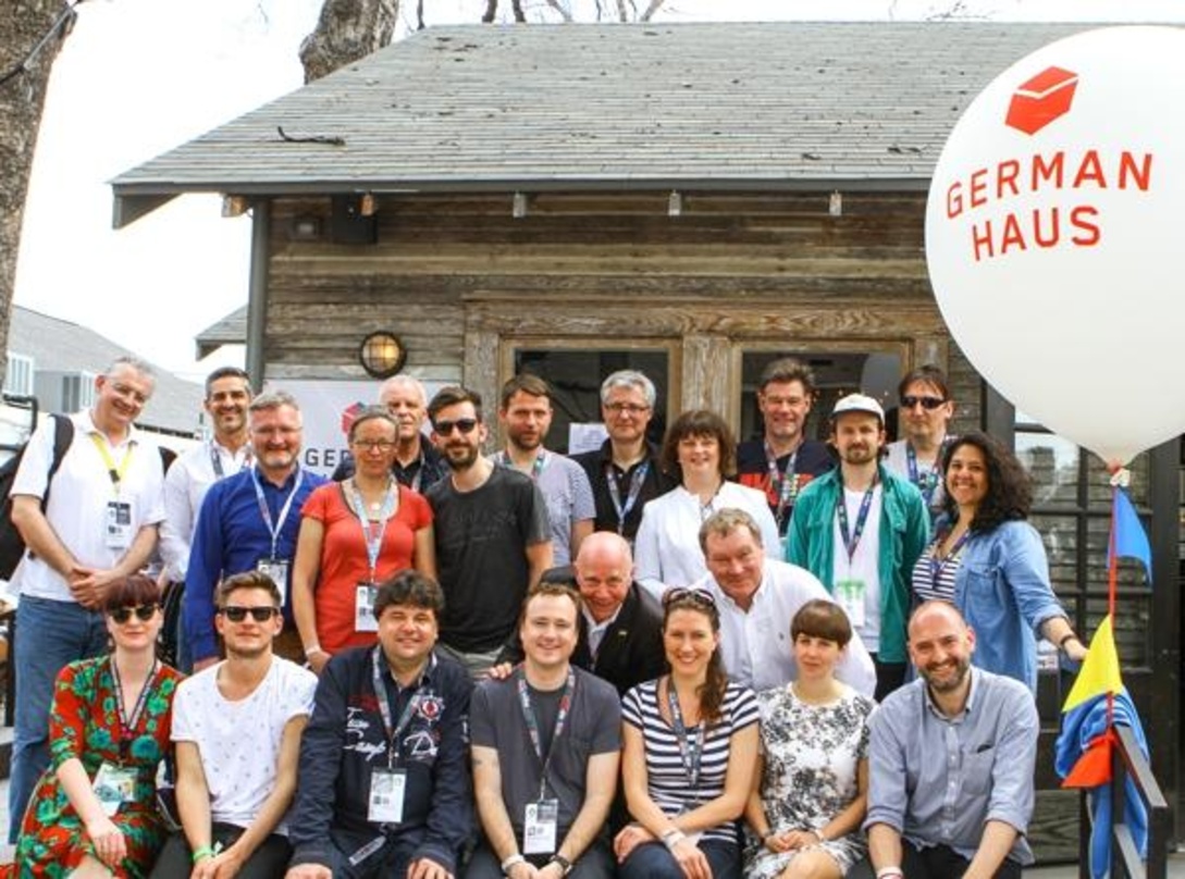 Schnappschuss von "Wunderbar - Germany at SXSW 2015": die deutsche Delegation vor dem German Haus