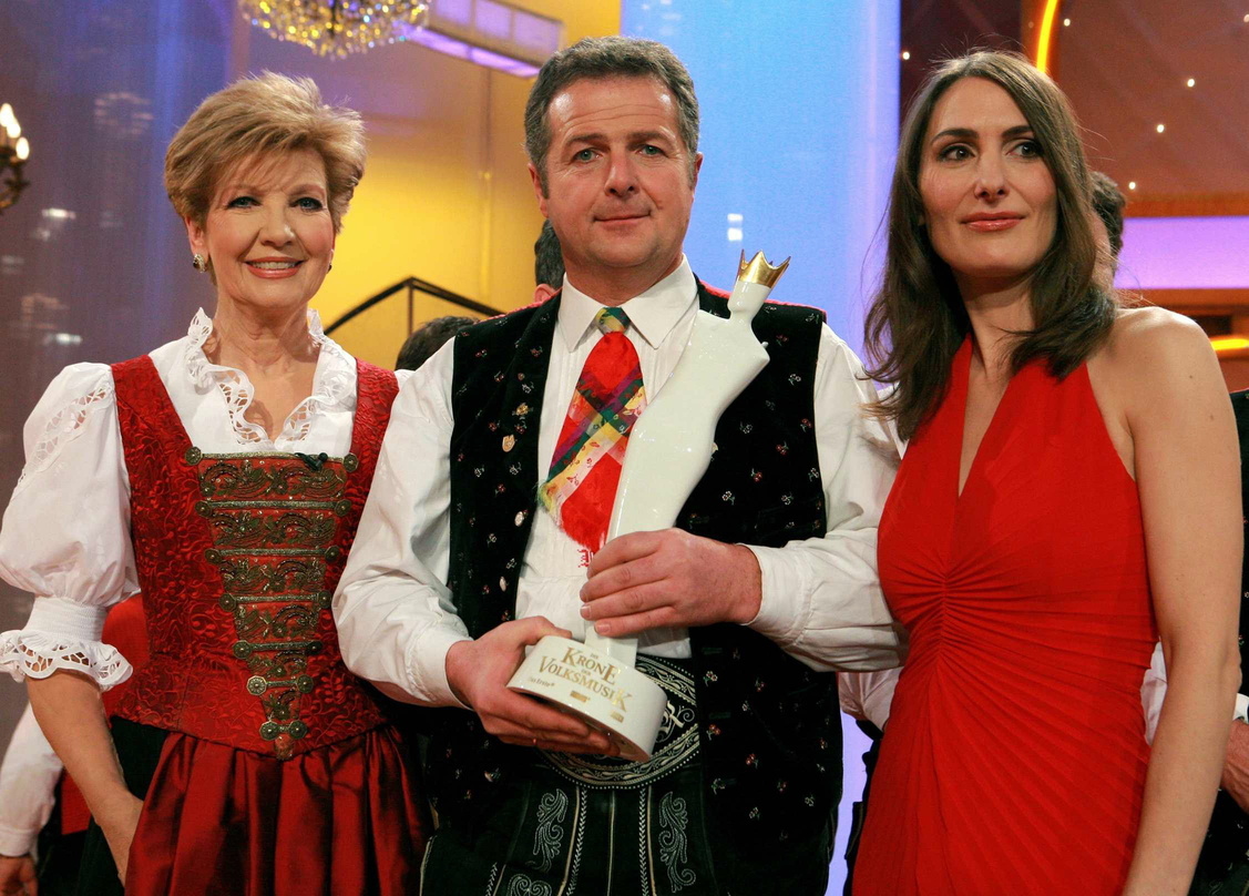 Bei der Preisverleihung in Chemnitz (v.l.n.r): Carolin Reiber, Norbert Rier (Sänger der Kastelruther Spatzen) und Anja Kohl (Moderatorin "Börse im Ersten")