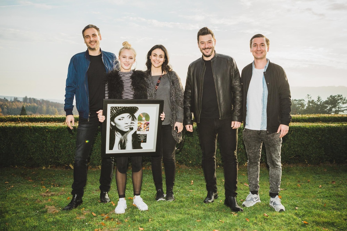 Bei der Platin-Verleihung (von links): Beat Milter (Senior Product Manager Sony Music Switzerland), Zara Larsson, Atena Banisaid (Label Manager Ten Music Group), Maurizio Dottore (Director...