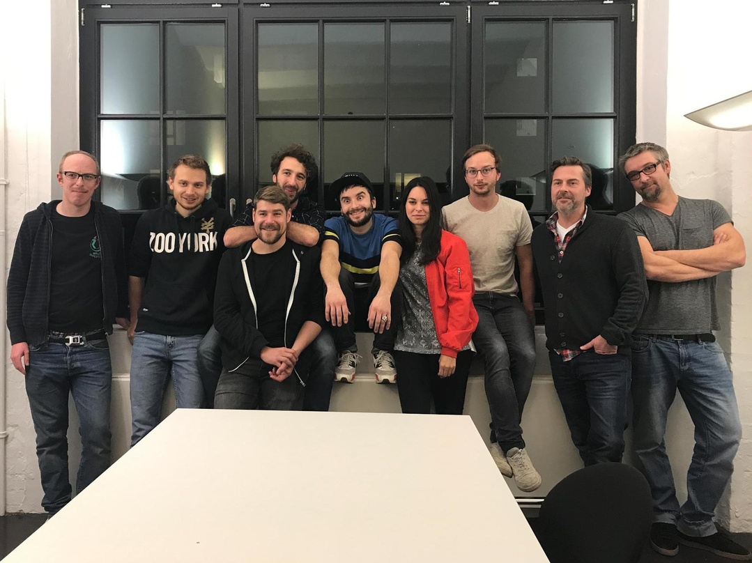 Freuen sich auf die Zusammenarbeit (von links): Oliver Gregor (Co-Produzent), Philipp Niklas (Fett Music), Tom Schwarz, Flo Obradovic (beide Lässing Band), Ibrahim Lässing, Julia Pellizzar...