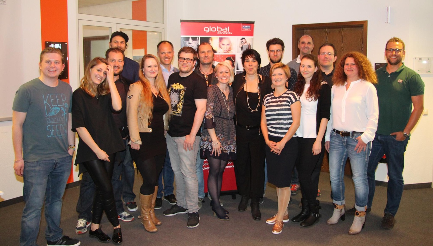 Begrüßte die Gäste im Foyer: das Team von Global Concerts um Andrea Blahetek (Mitte)