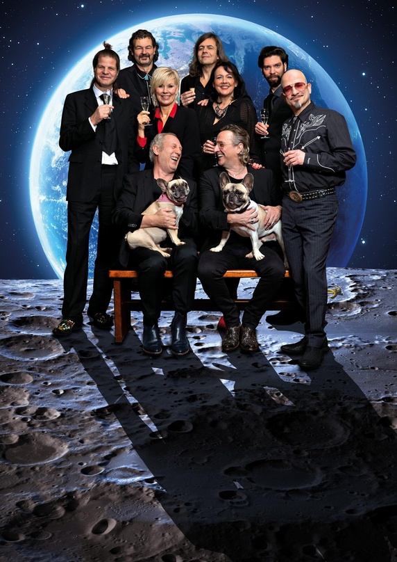 Erinnern an verstorbene Stars: Dieter Thomas Kuhn (vorne rechts) und die gesamte "Songs From Above"-Band