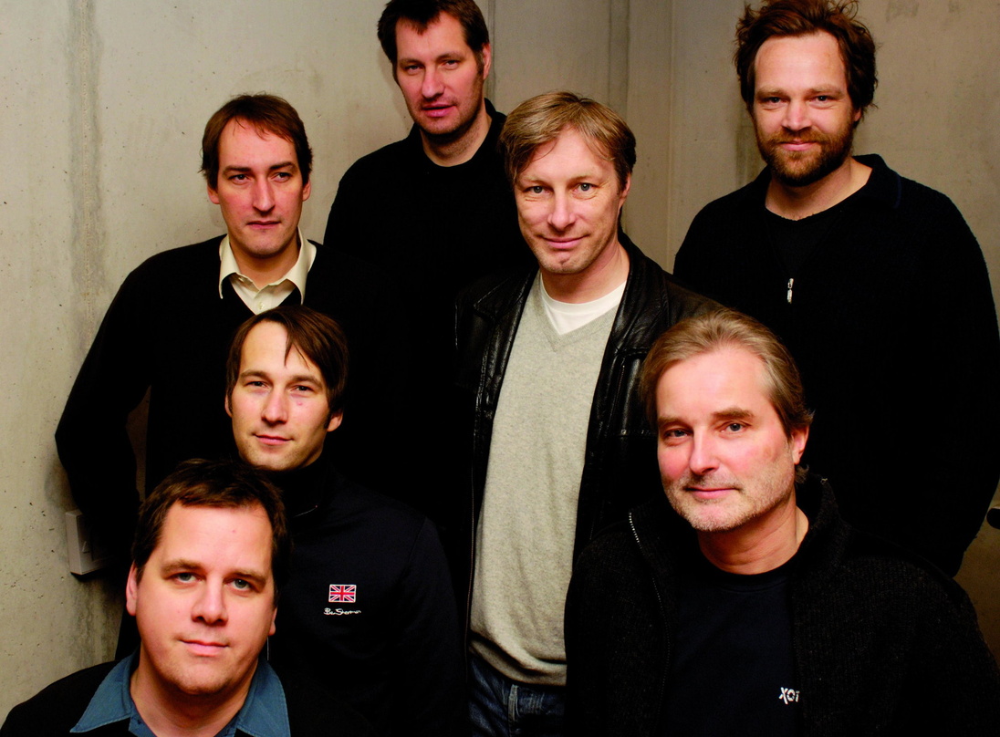 Vertragsunterzeichnung: Rainer G. Ott (Produktmanager GHvC, l., vorn), Rechtsanwalt Jan Clasen (l., Mitte) und Reimer Bustorff (l., hinten) sowie (v.l.) Marcus Wiebusch (GHvC, Kettcar), An...
