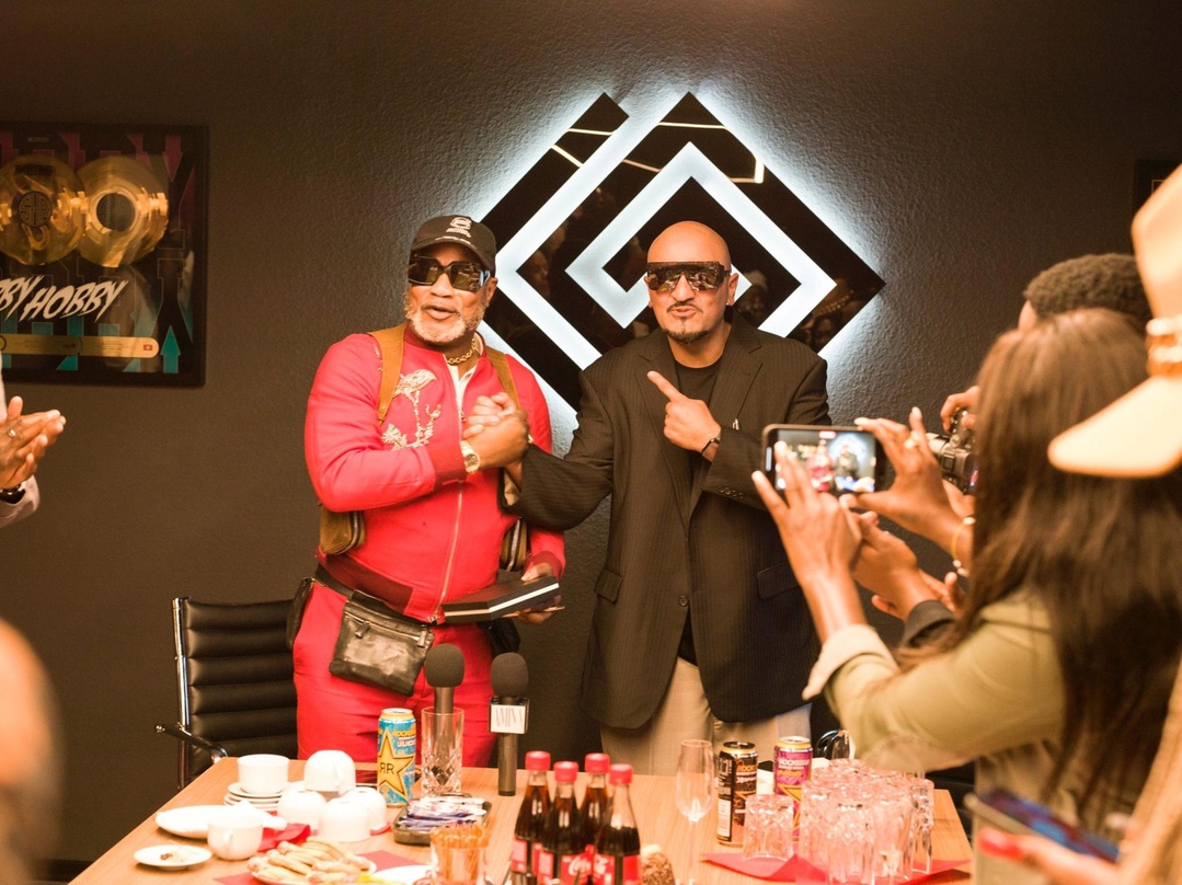 Bei der Vertragsunterzeichnung: Koffi Olomidé (links) und Giwar Hajabi alias Xatar (Goldmann Entertainment)