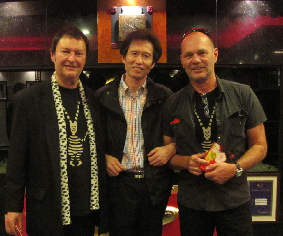 Nach der Vertragsunterzeichnung (v.l.n.r.): Hans-Jürgen Buchner, Bill Zang und Haindling-Manager Lothar Schlessmann (Hello Concerts)