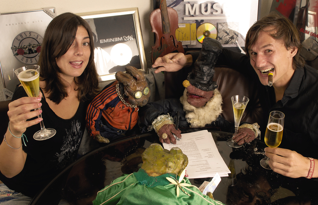 Ein Bild aus besseren Tagen: Yvonne (l.) und Patrick Wagner (r.) nehmen im Jahr 2005 die Puppetmastaz für Louisville Records unter Vertrag